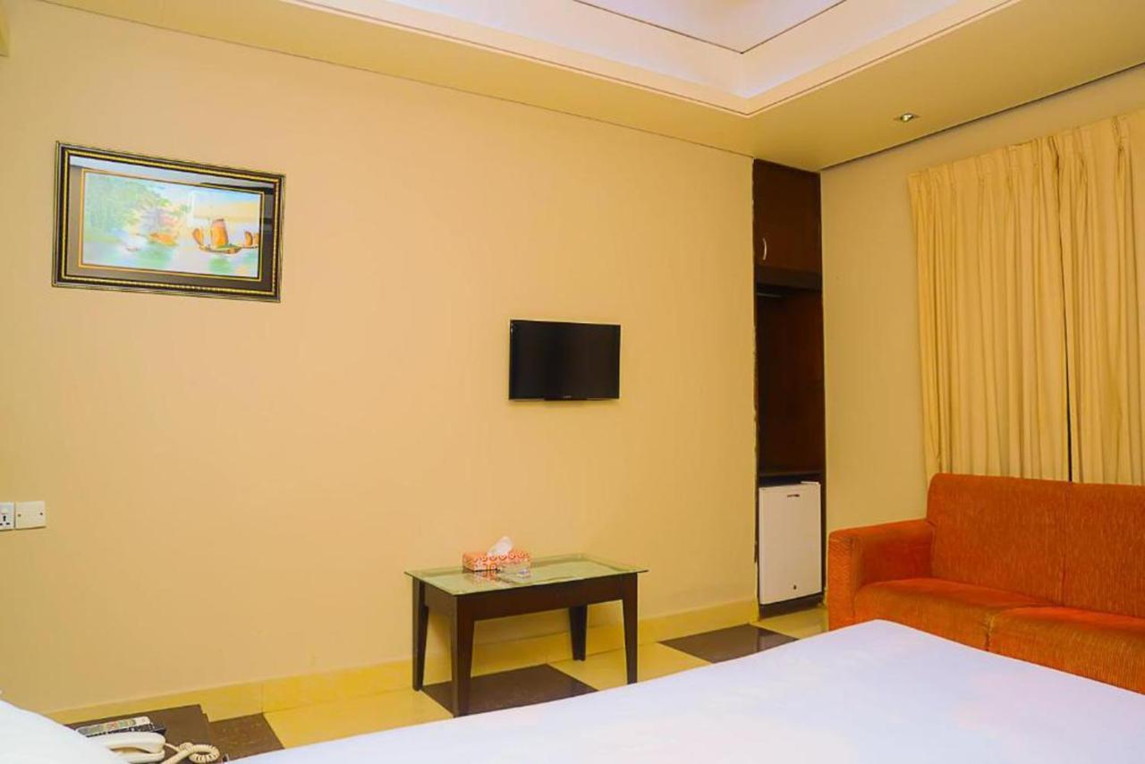 Hotel Royal Living Hotel & Suites Chittagong Esterno foto