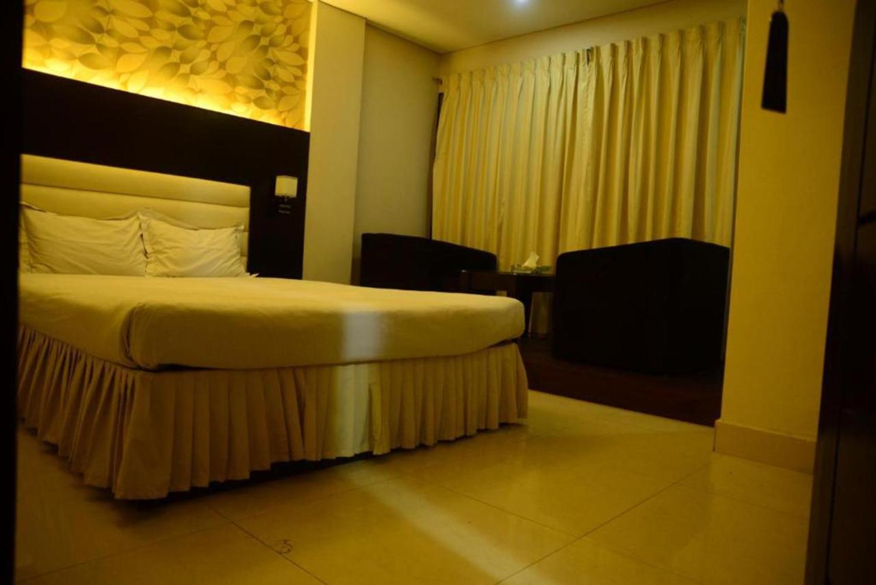 Hotel Royal Living Hotel & Suites Chittagong Esterno foto